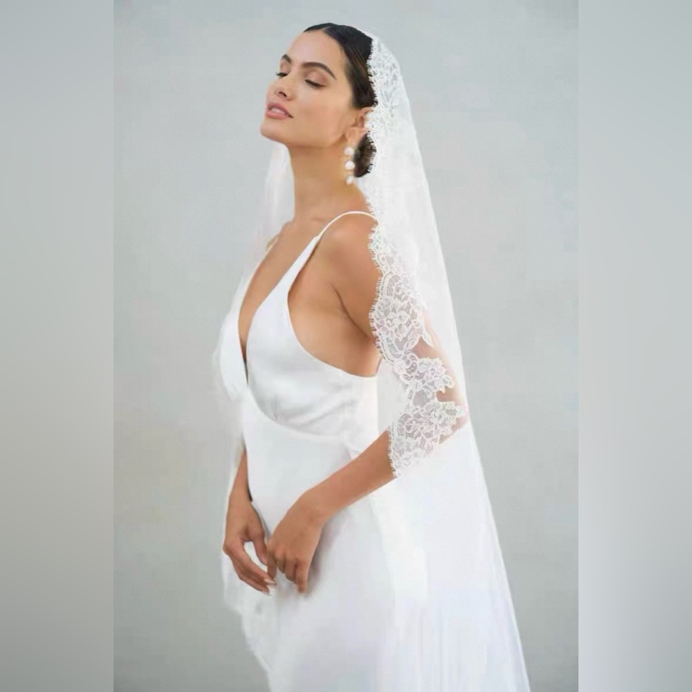 Mantilla Lace Wedding Veil - Picture 9 of 10